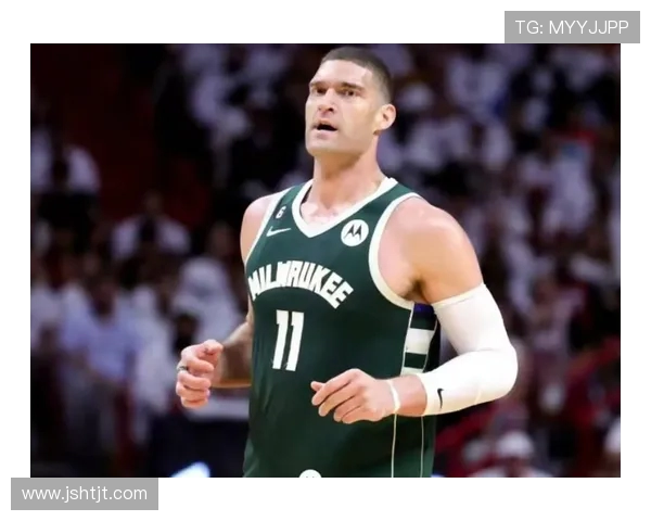 布鲁克洛佩斯的篮球之路与职业生涯的辉煌成就分析